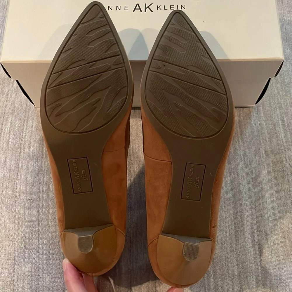 Anne Klein (new) suede iflex kitten heels - Picture 6 of 8